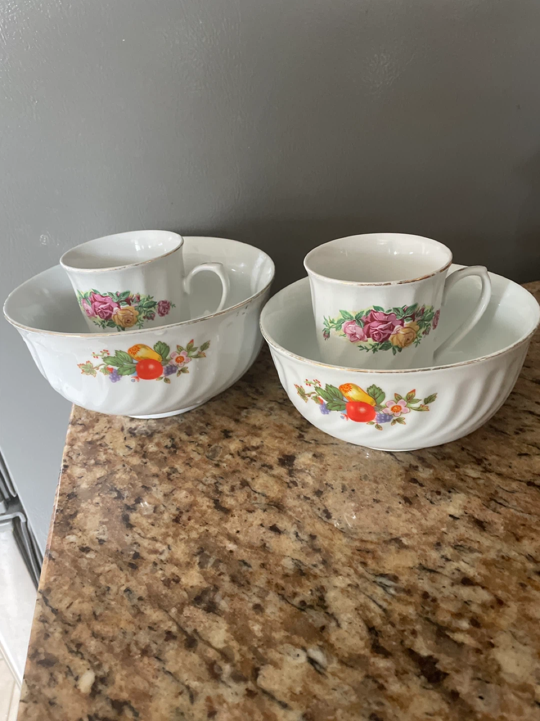 Like new  2 Cups and 2 bowls Set