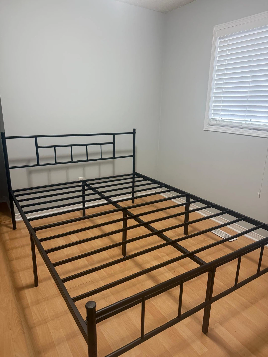 Queen Size Metal Bed Frame – Sturdy & Modern - photo 3