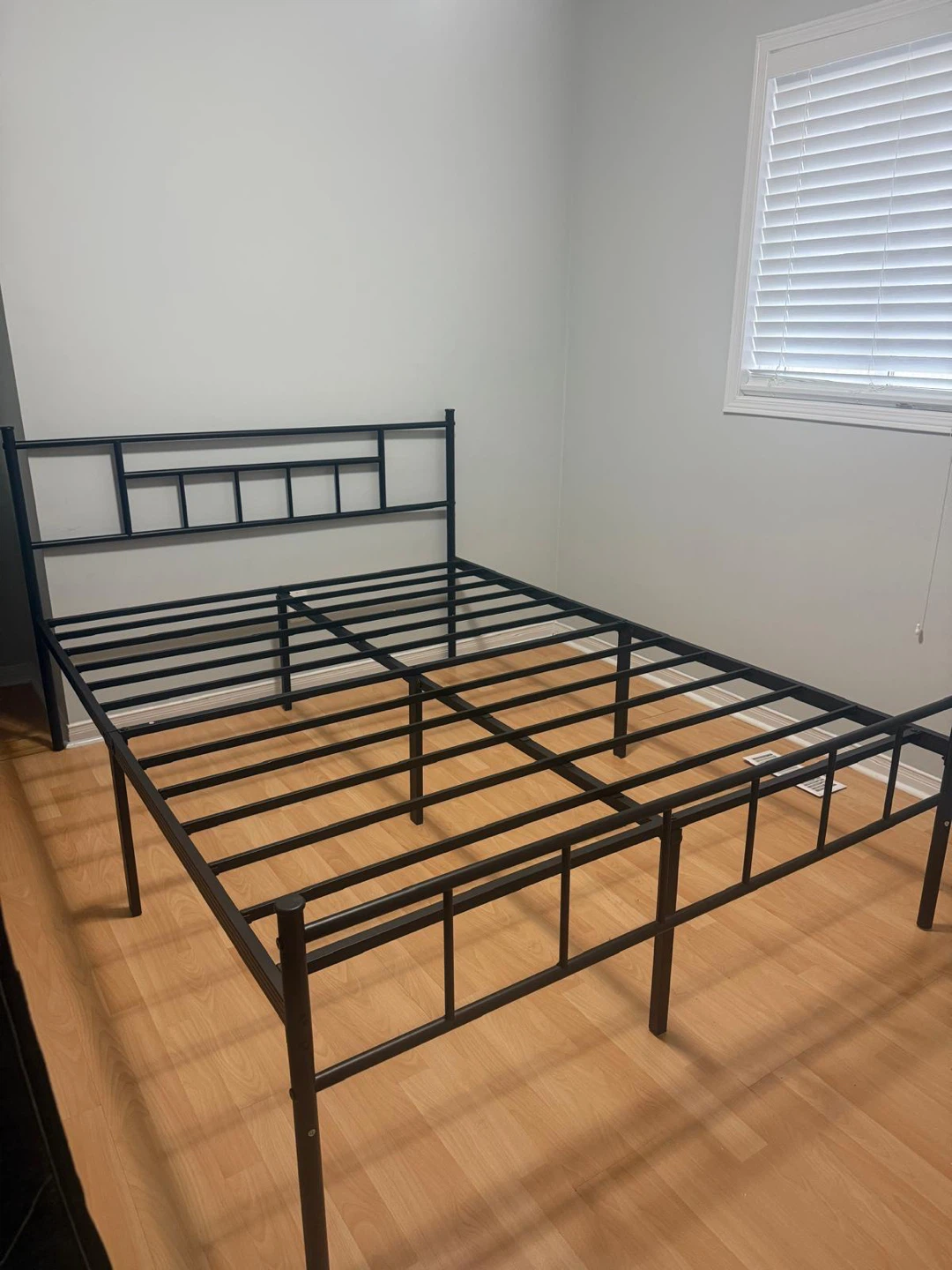 Queen Size Metal Bed Frame – Sturdy & Modern