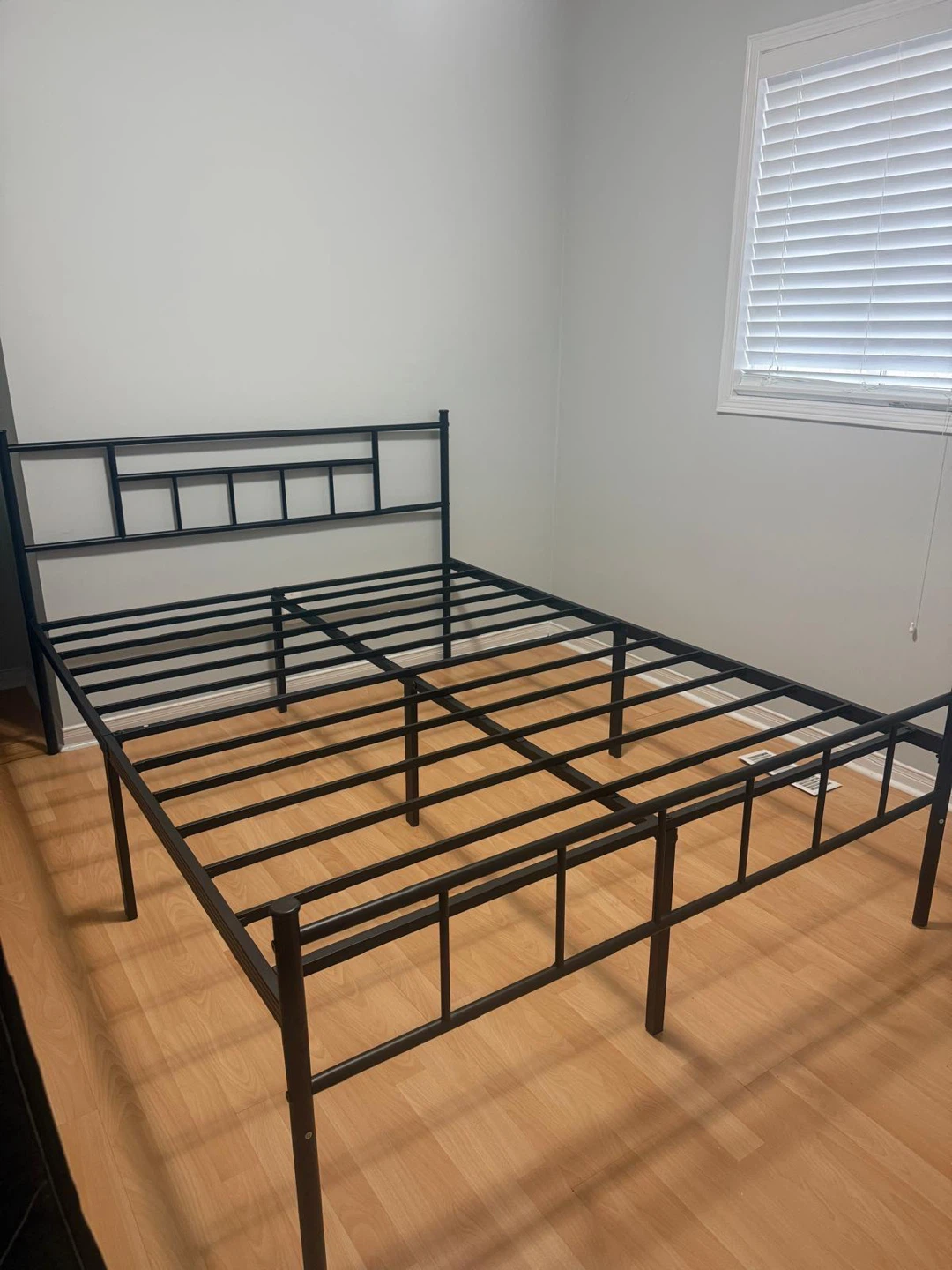 Queen Size Metal Bed Frame – Sturdy & Modern - photo 2