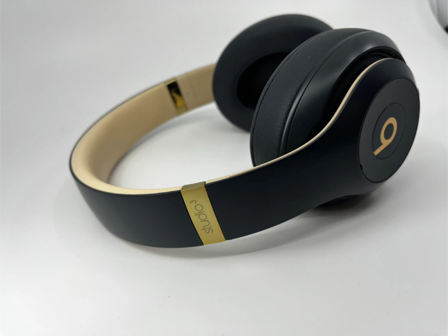 Beats Studio3 Wireless Headphones - Black & Gold - photo 3