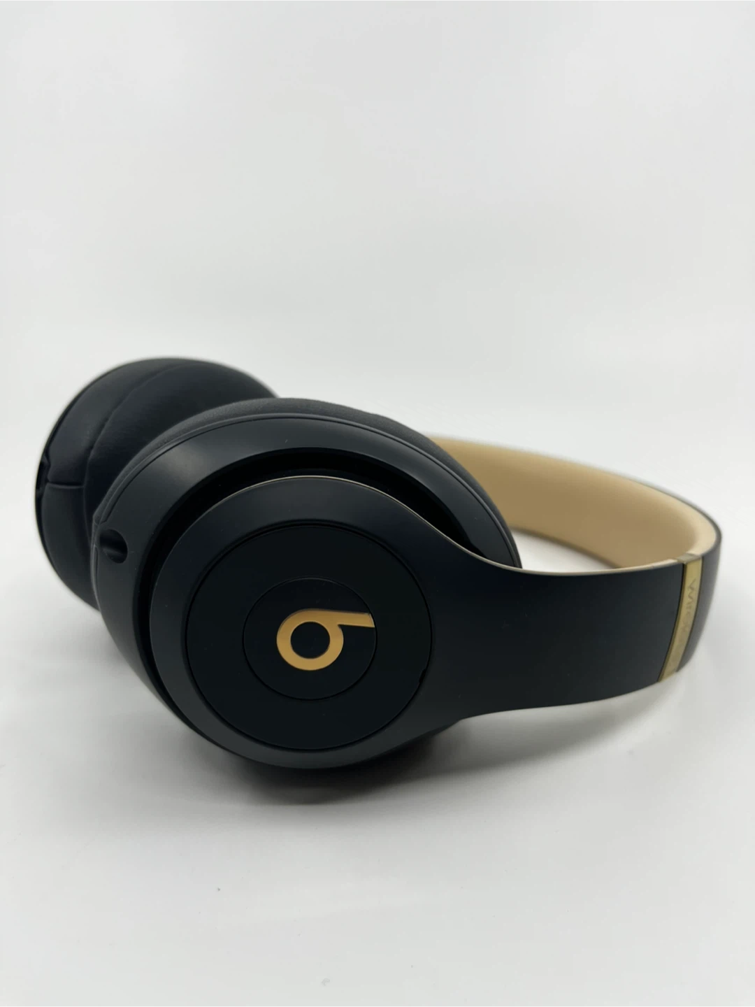 Beats Studio3 Wireless Headphones - Black & Gold
