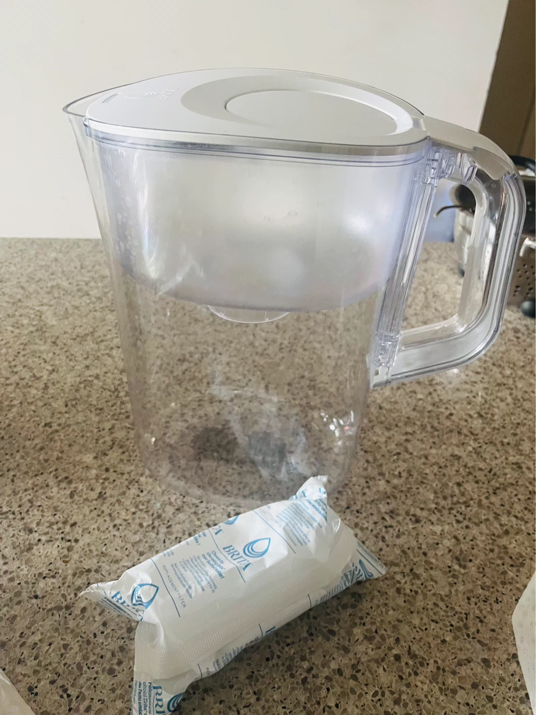 Brita filter jug with extra filter - photo 2