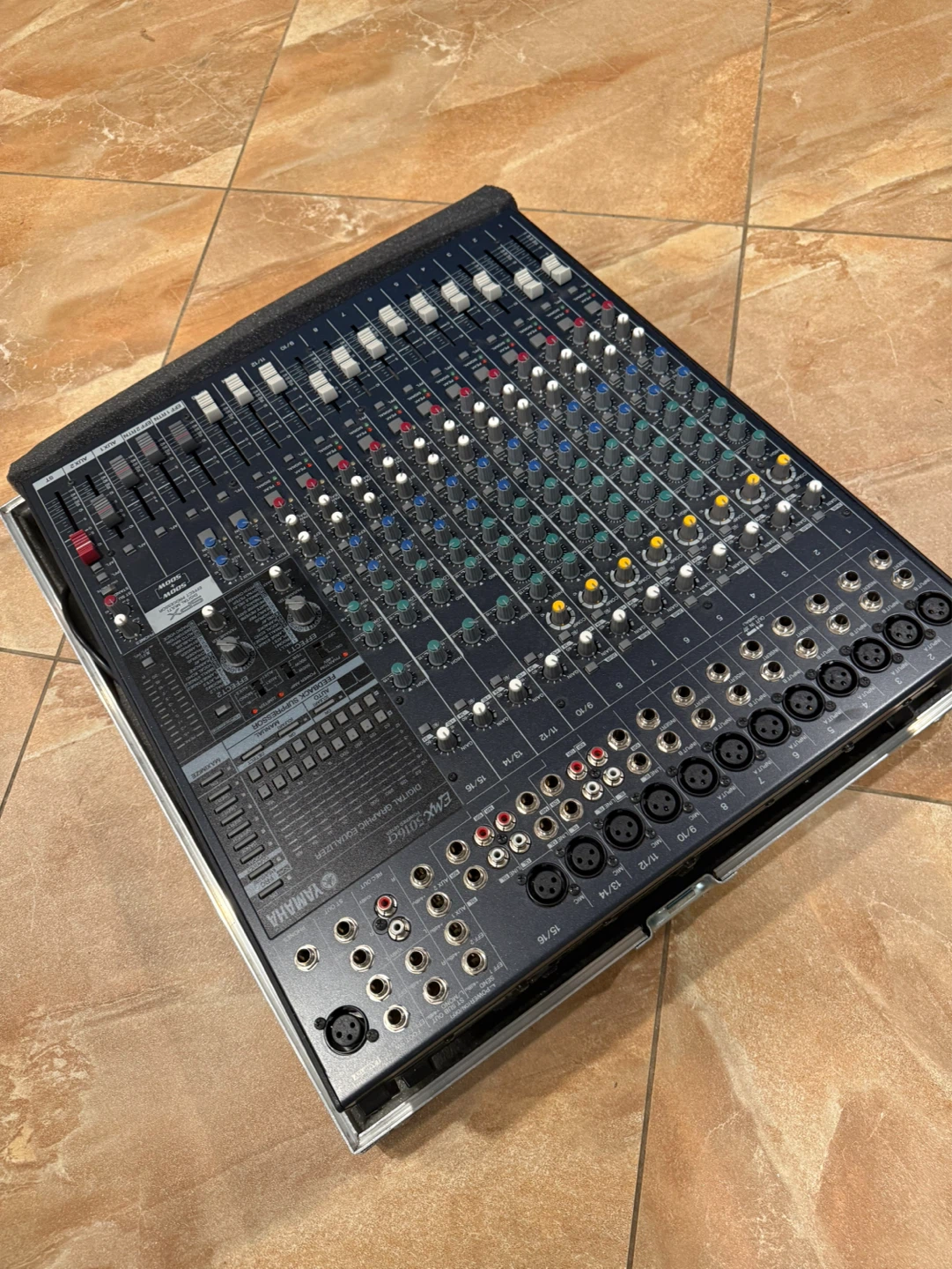 Yamaha EMX5016CF Powered Mixer - photo 5