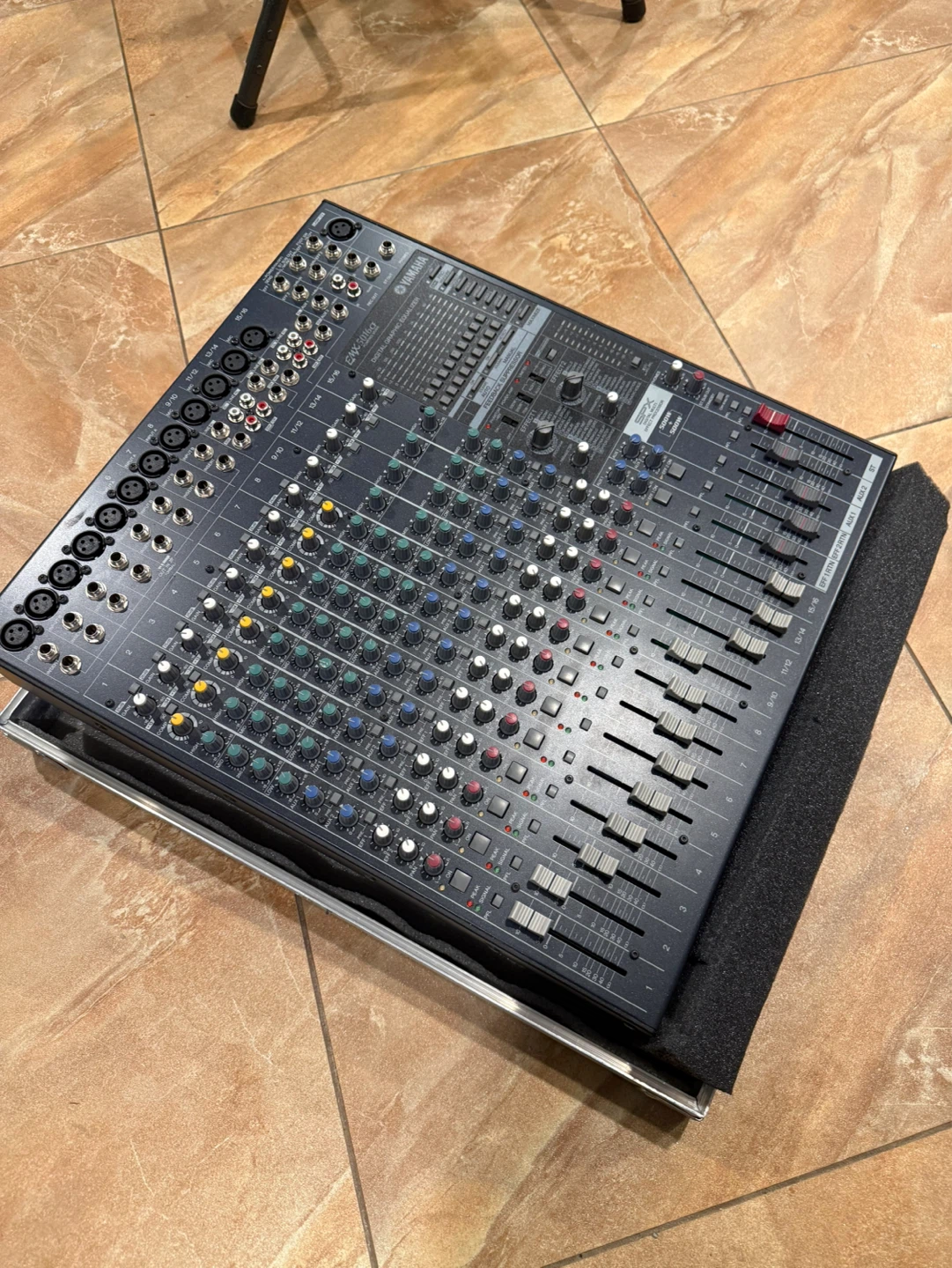 Yamaha EMX5016CF Powered Mixer - photo 4