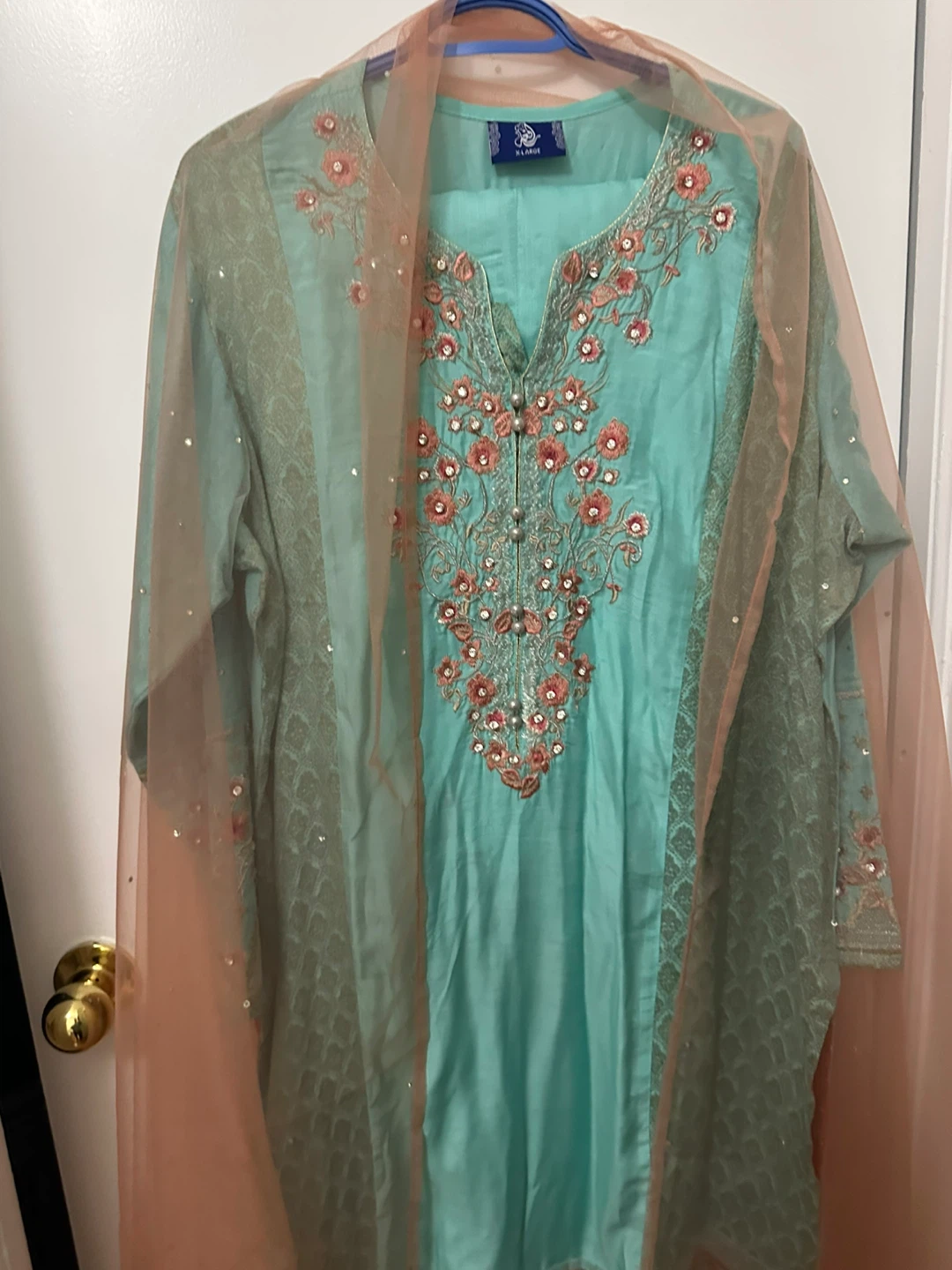 Beautiful suit in. Xl