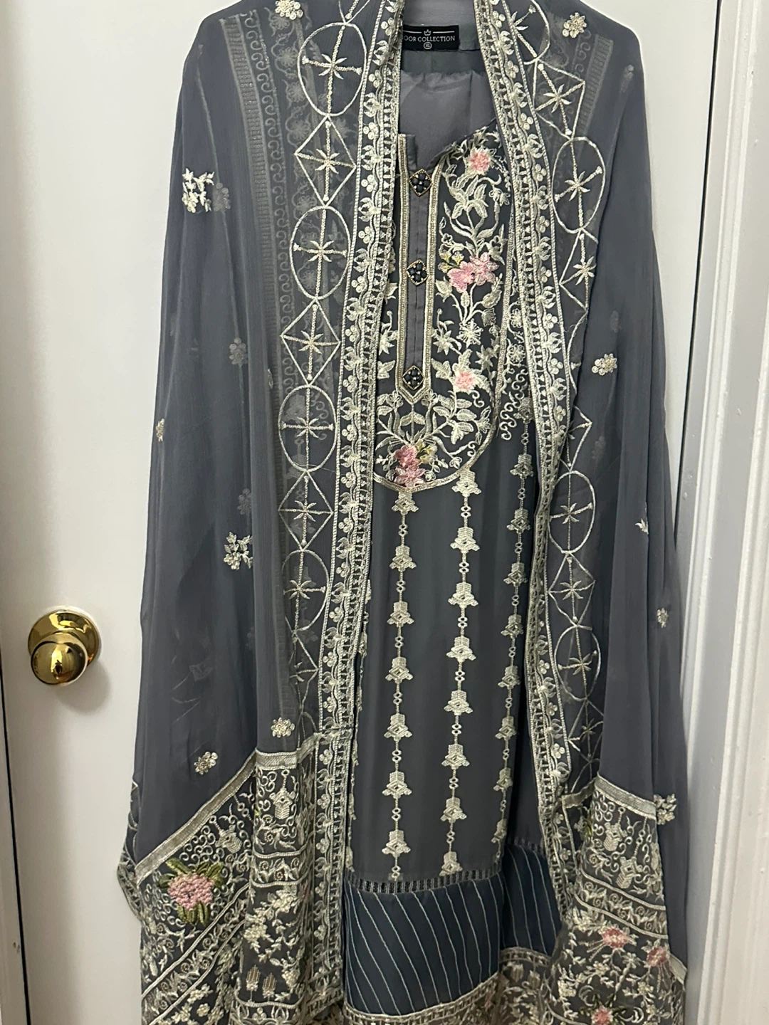 Light Grey Embroidered suit with Dupatta - photo 3