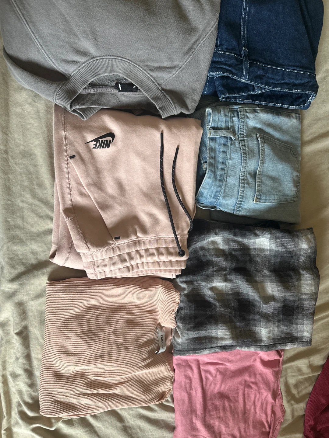 Bundle of 7 clothing items