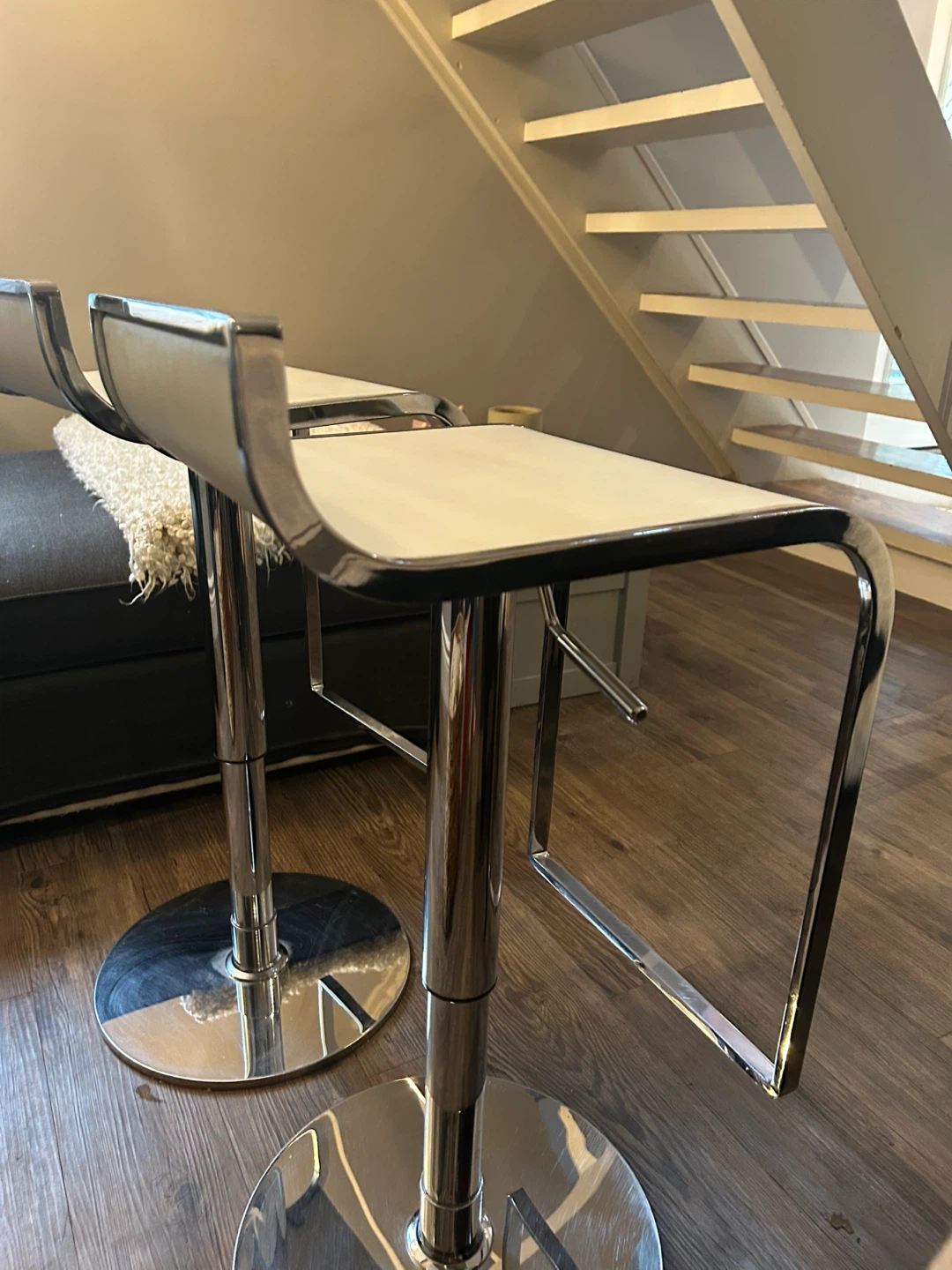 ✨ Modern White & Chrome Adjustable Bar Stools – Set of 2 - photo 3