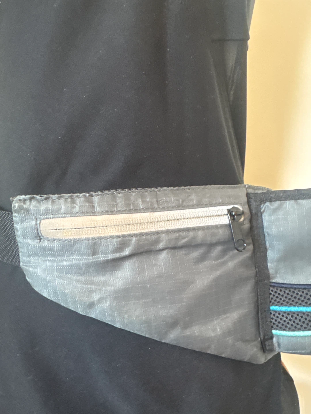 Lululemon Gray Running Belt with Water Bottle Holder - photo 3