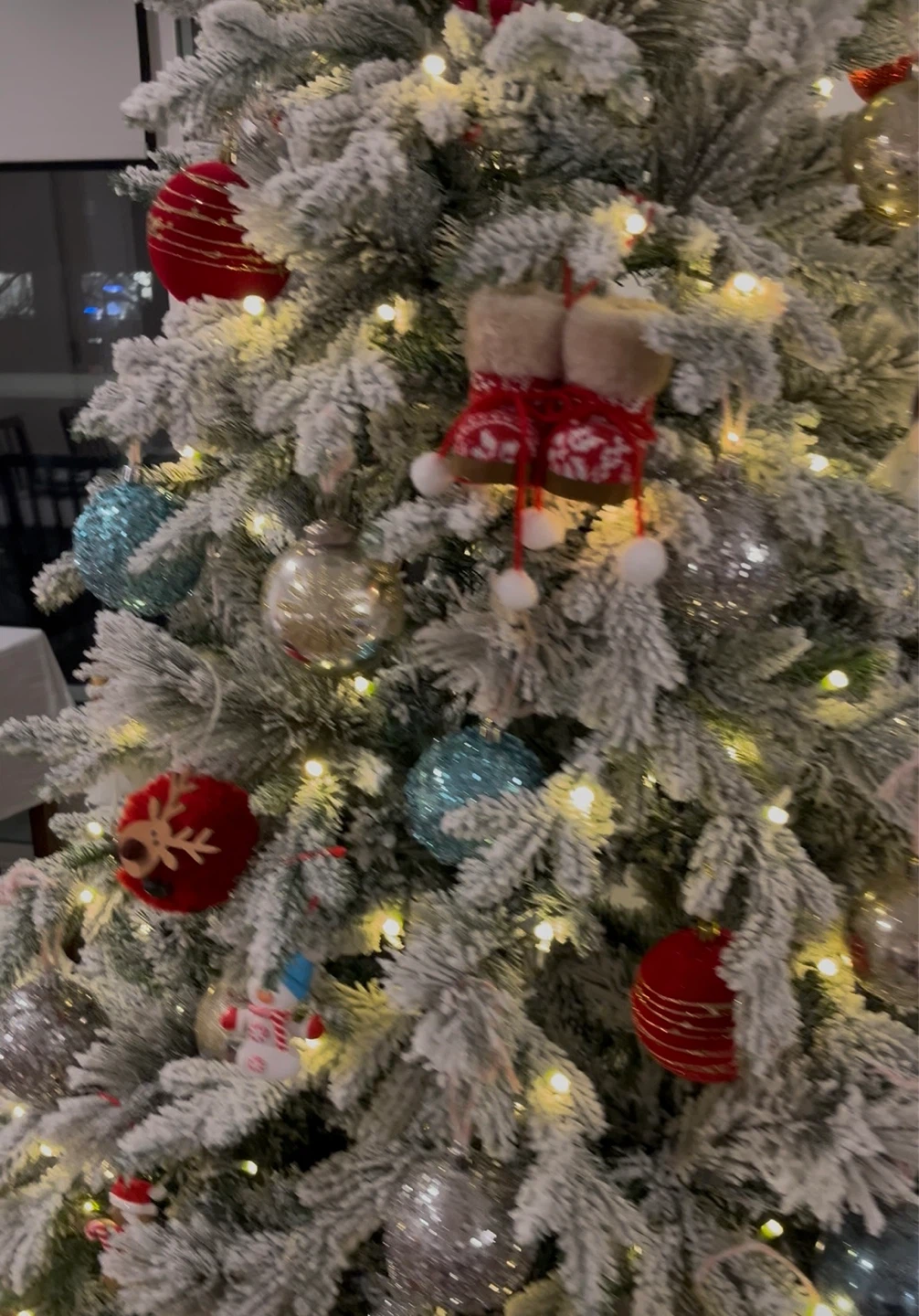Pre-lit Flocked Christmas Tree without Ornaments - photo 4