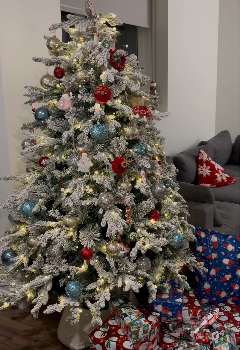Pre-lit Flocked Christmas Tree without Ornaments