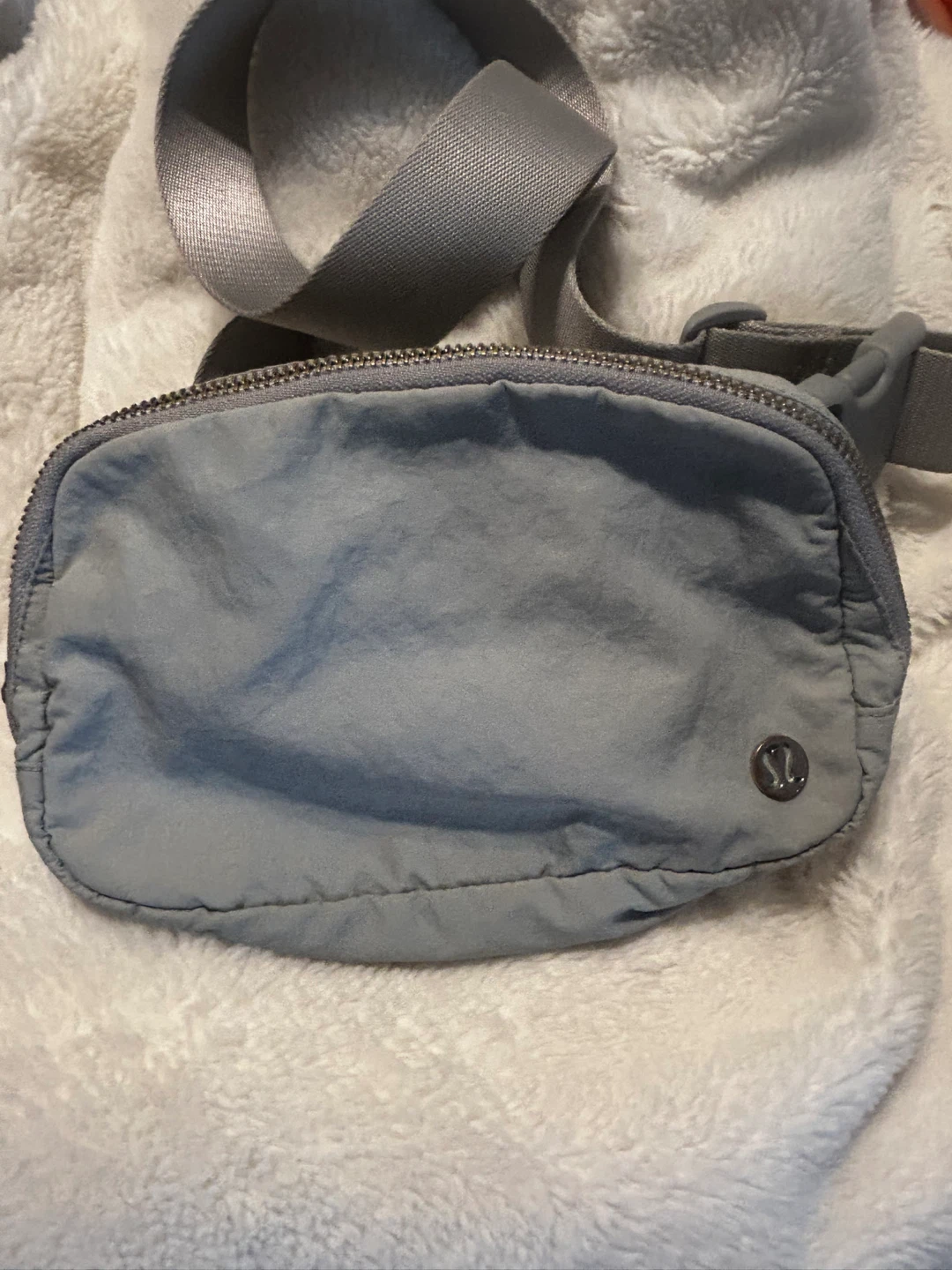 Lululemon Everywhere Belt Bag - Light Grey