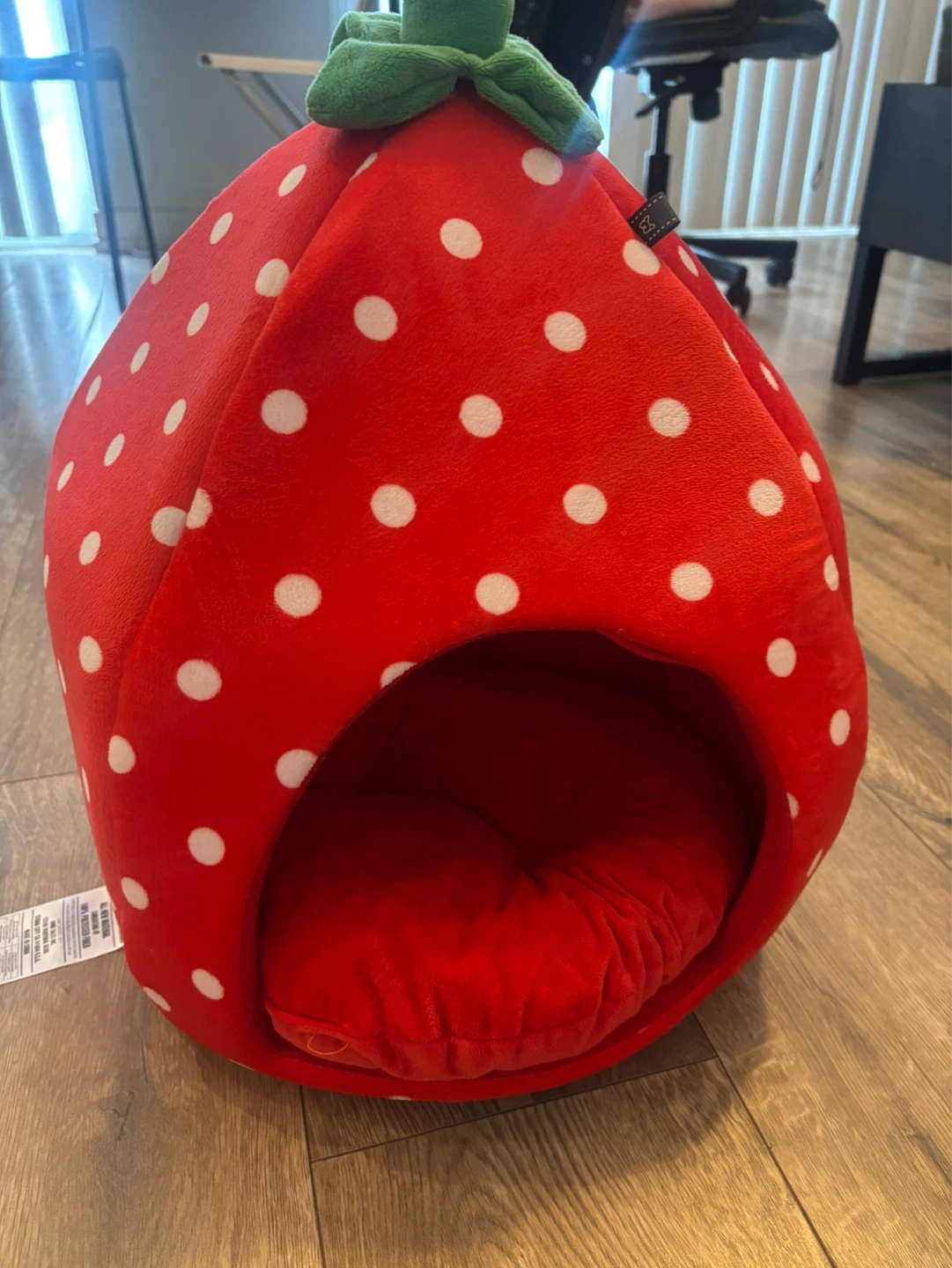 🍓 Adorable Strawberry Pet House / Cat Bed – Like New!