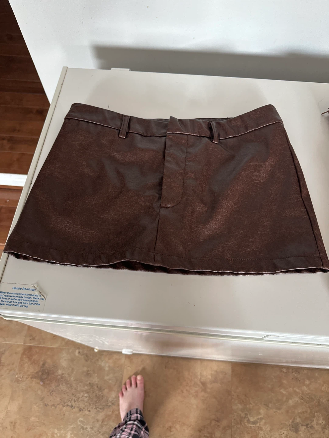 Mini-jupe short simili cuir brun
