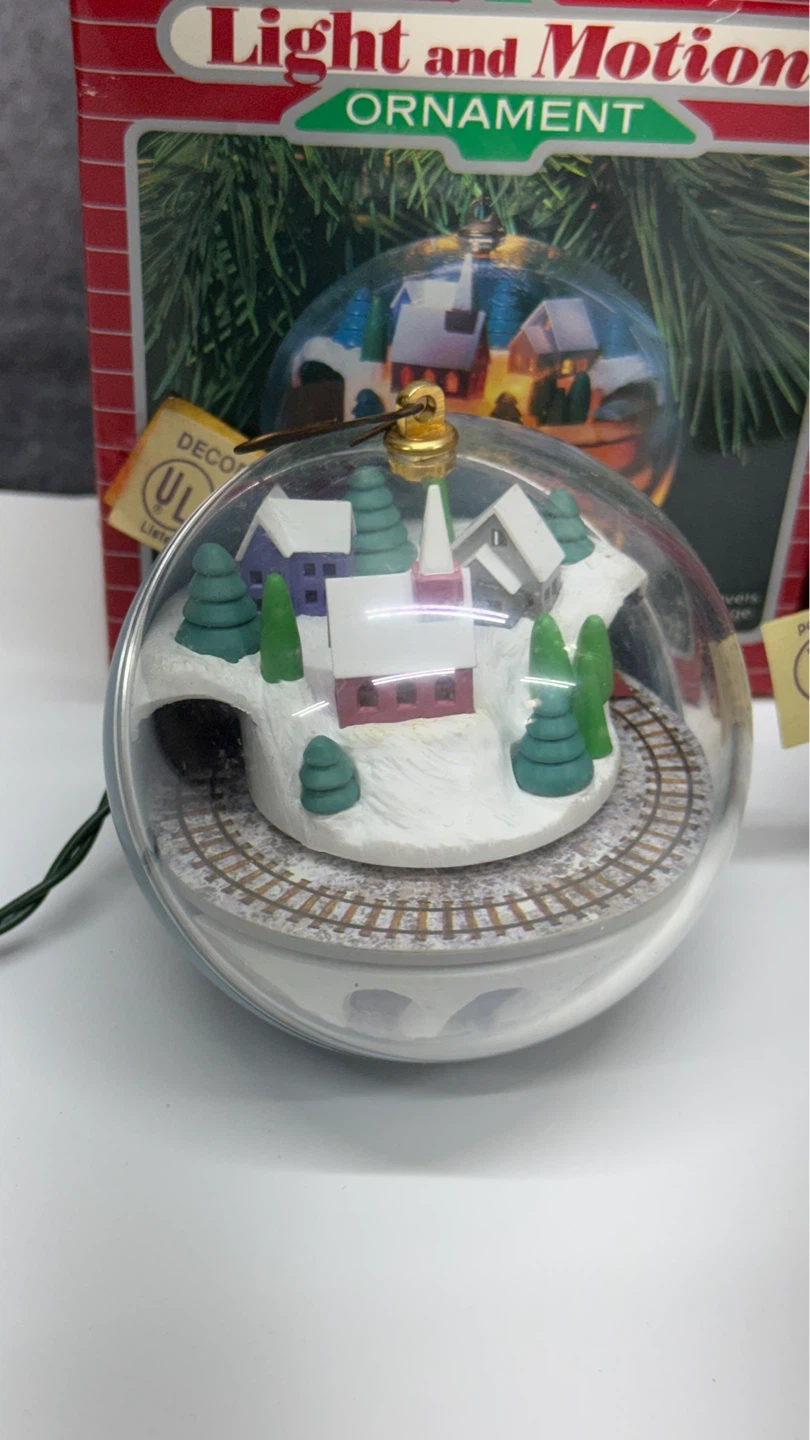 Hallmark Light and Motion Ornaments Lot of 4 - photo 4