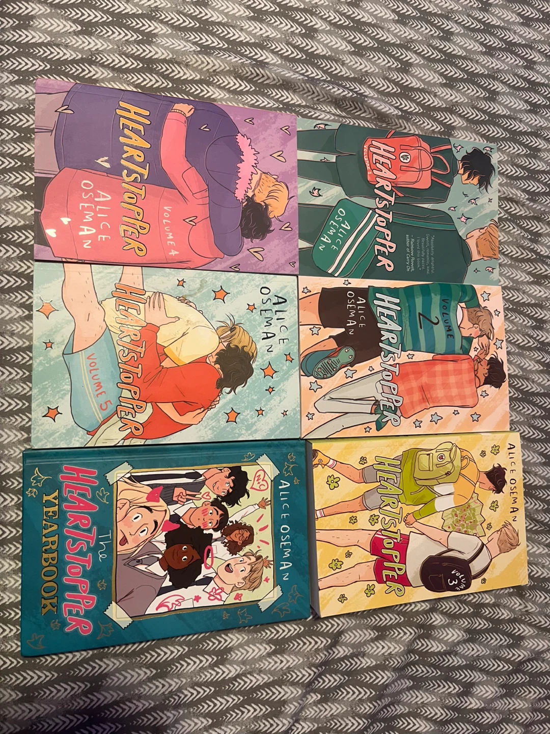 Heartstopper volume 1-5 and yearbook - photo 2