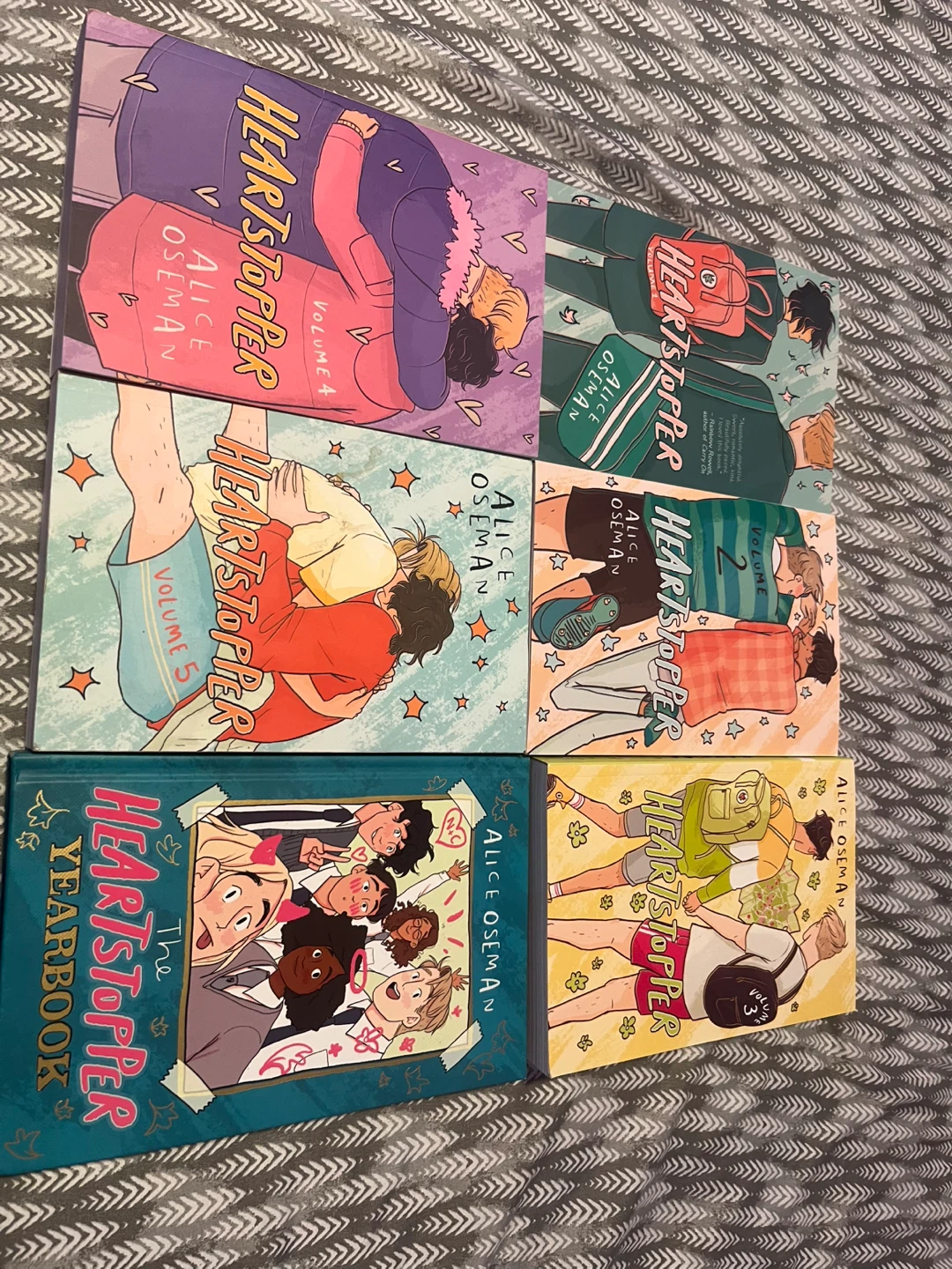 Heartstopper volume 1-5 and yearbook - photo 3