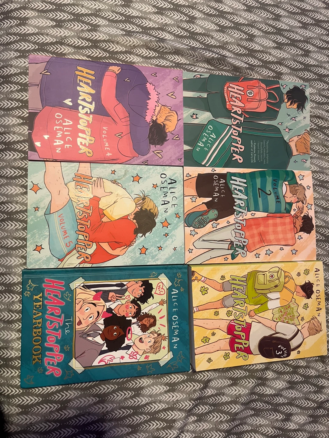 Heartstopper volume 1-5 and yearbook