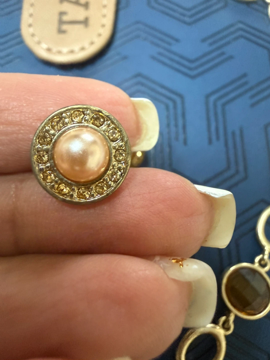 Gold-tone necklace and earrings set - photo 3