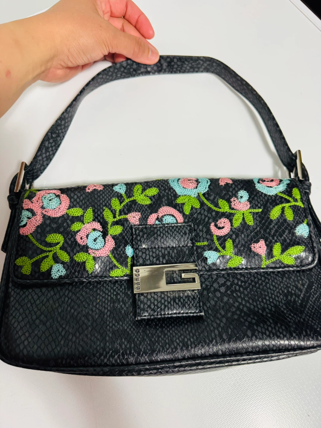 Vintage GUESS Black with floral embroidery & snakeskin bag - photo 3