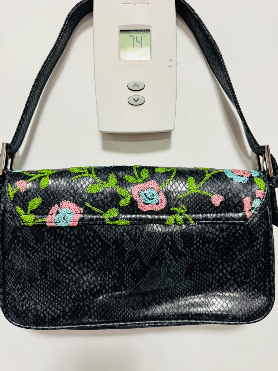 Vintage GUESS Black with floral embroidery & snakeskin bag - photo 2