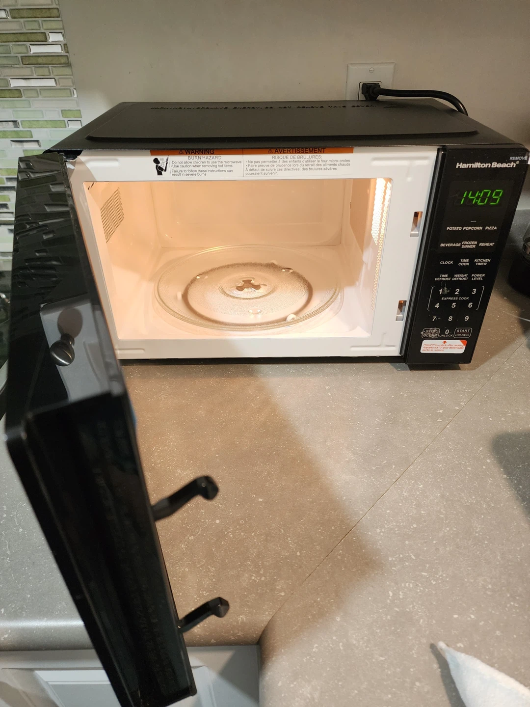 Hamilton Beach Microwave Oven - photo 3
