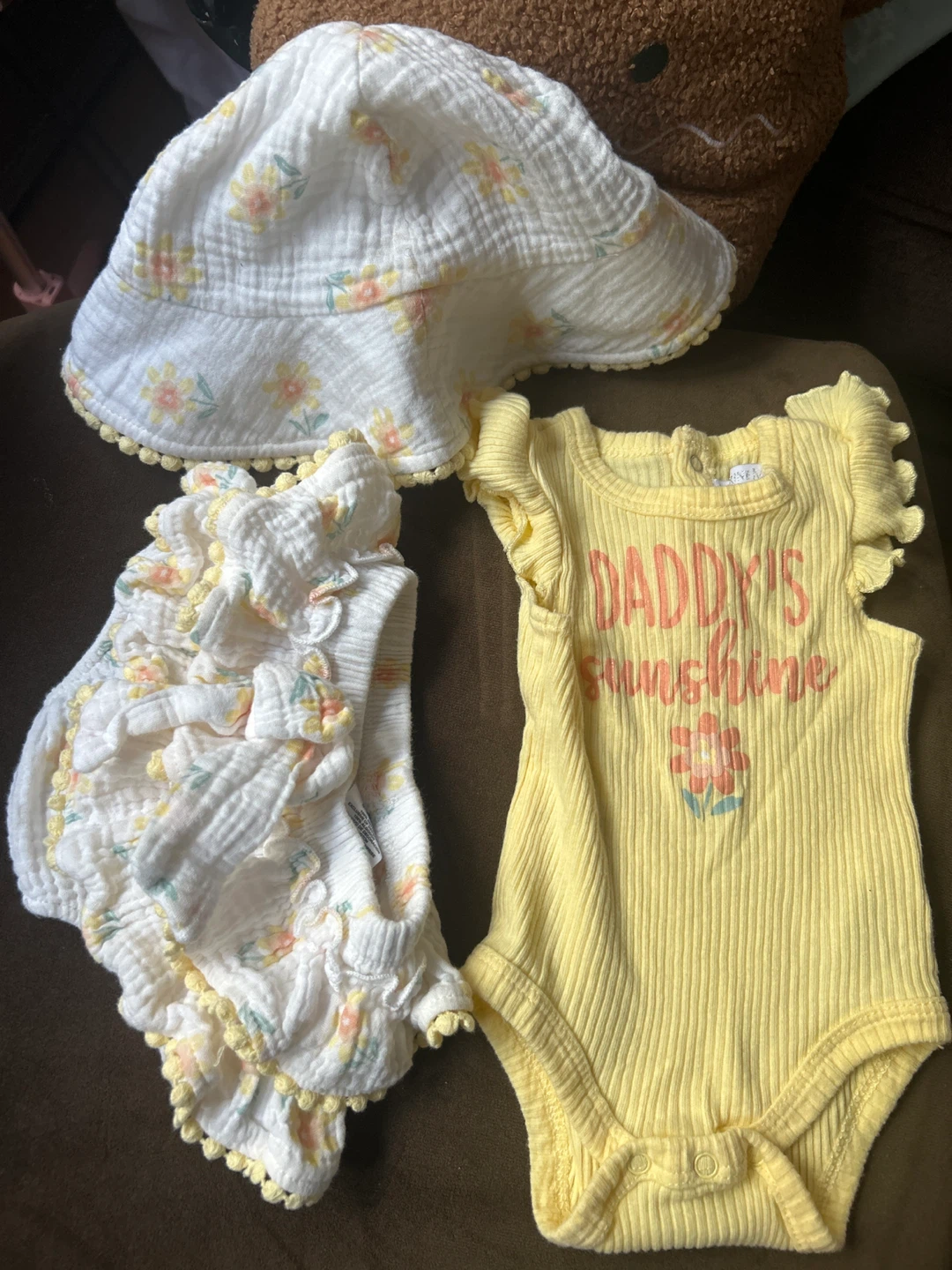 Body de niña con su short  y gorrita de sol .