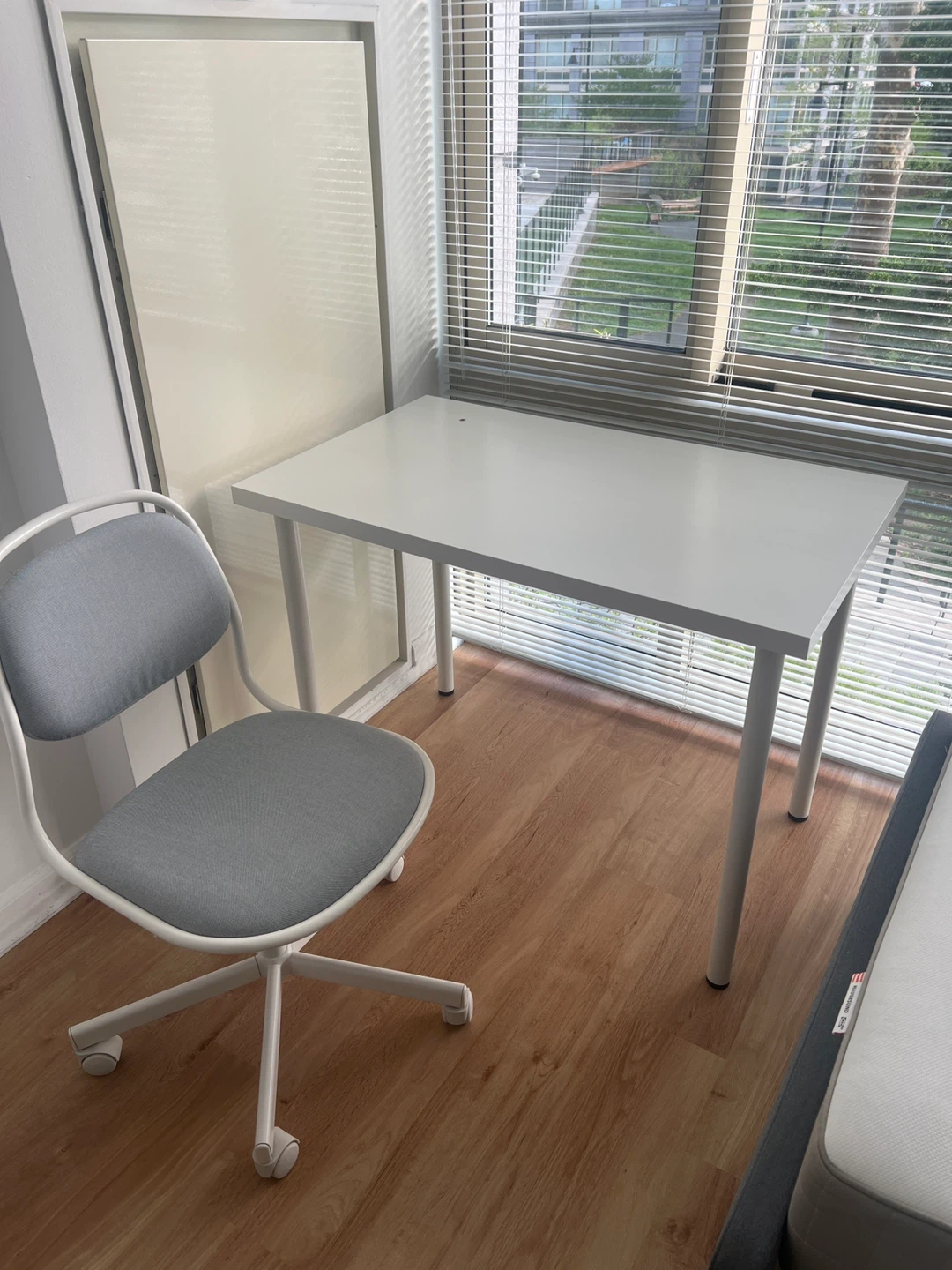 Ikea white desk, Ikea white&gray chair - photo 2