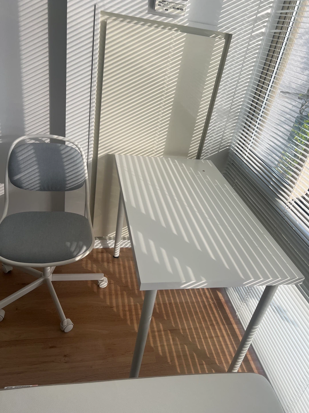 Ikea white desk, Ikea white&gray chair - photo 3
