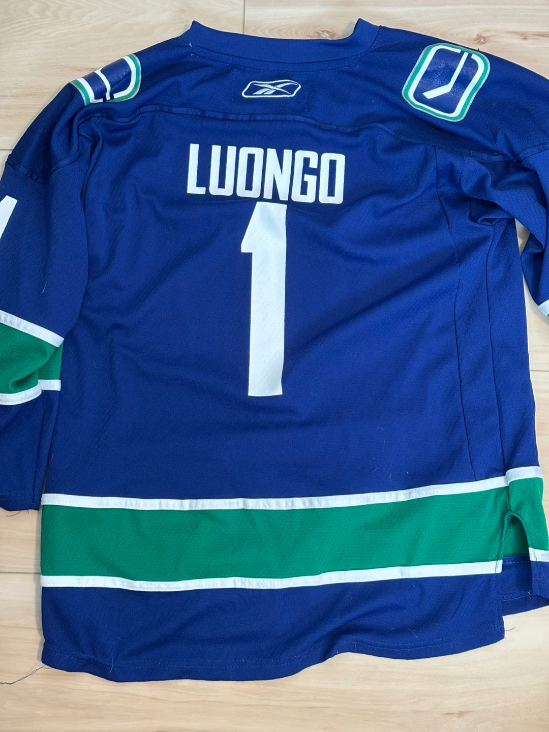 Reebok Vancouver Canucks Luongo #1 Youth L/XL Hockey Jersey