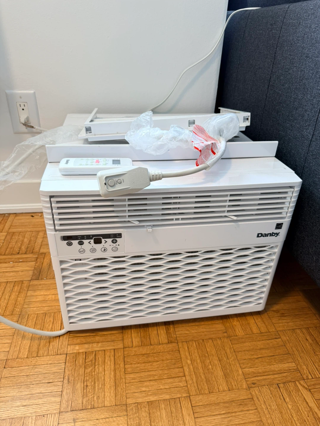 Danby Window Air Conditioner 10,000 BTUs with Remote - photo 2