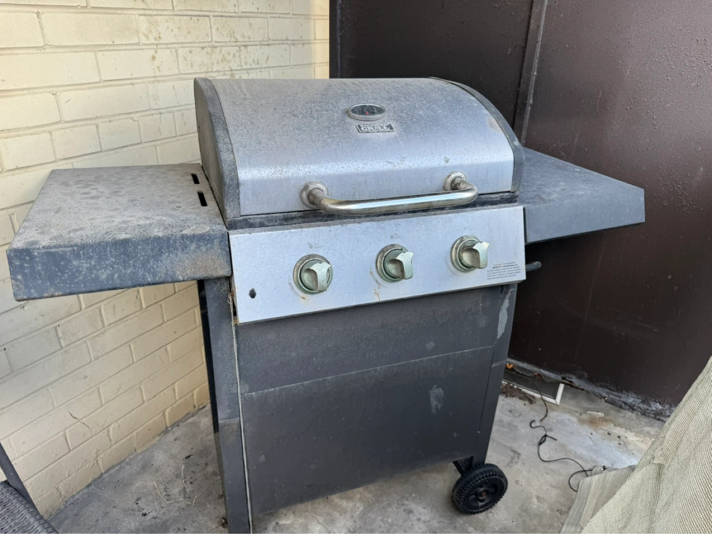 Master Forge 3-Burner Gas Grill with Propane Tank