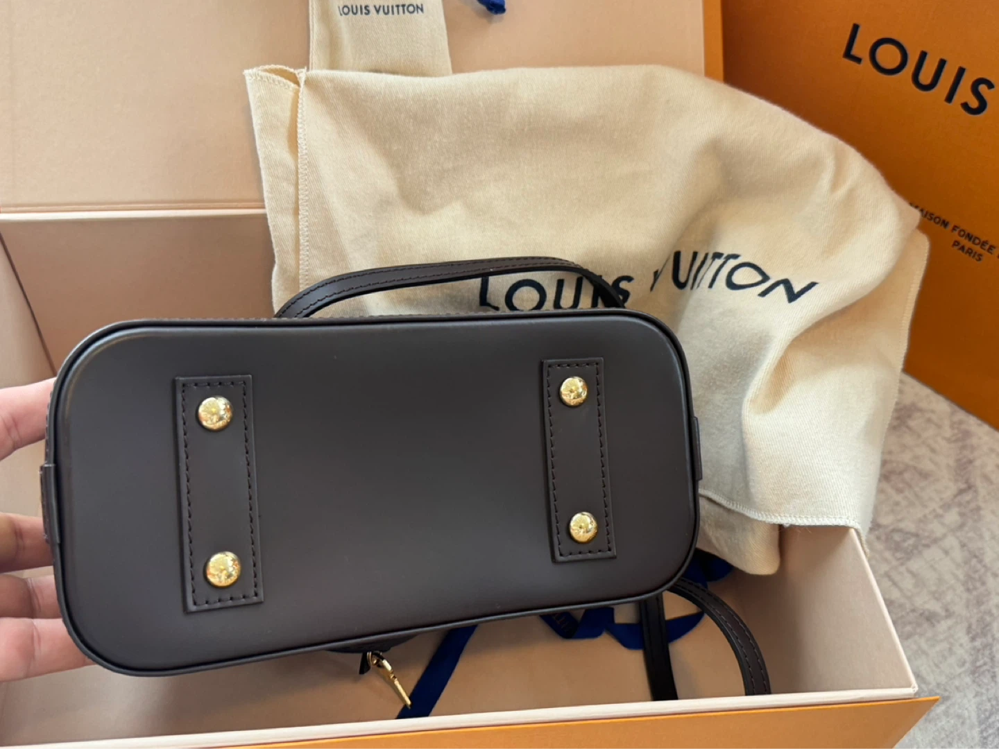 Louis Vuitton Alma BB Damier Ebene Handbag - photo 4