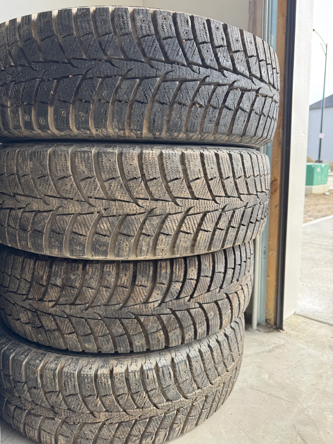 235/70r16 laufenn fit ice (dot 1525) like brand new