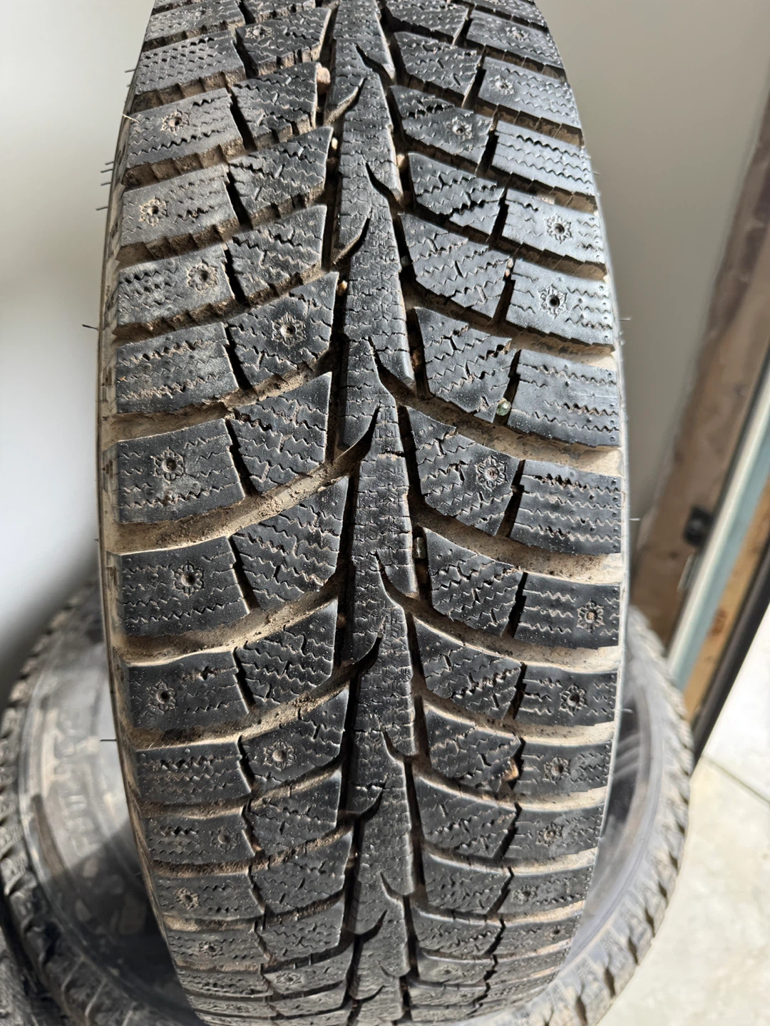 235/70r16 laufenn fit ice (dot 1525) like brand new - photo 2