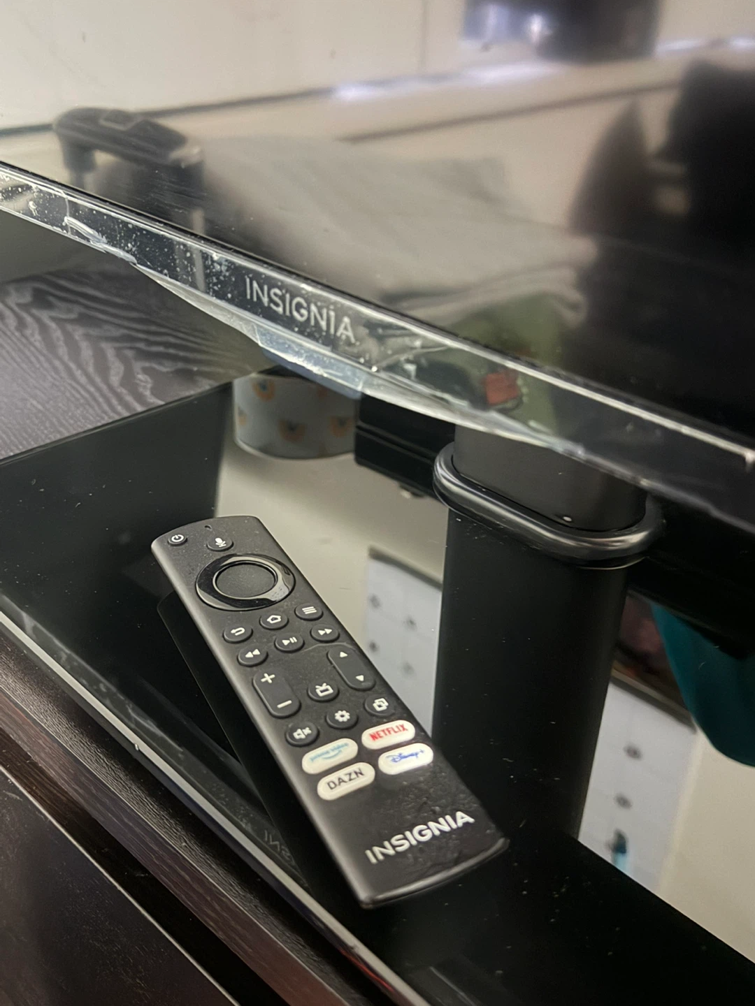 Insignia 32-inch Smart HD TV - photo 3