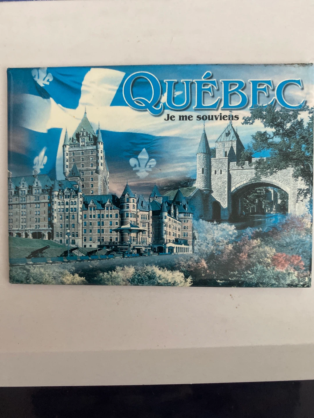 Québec Souvenir Magnet with 2 POSTCARDS