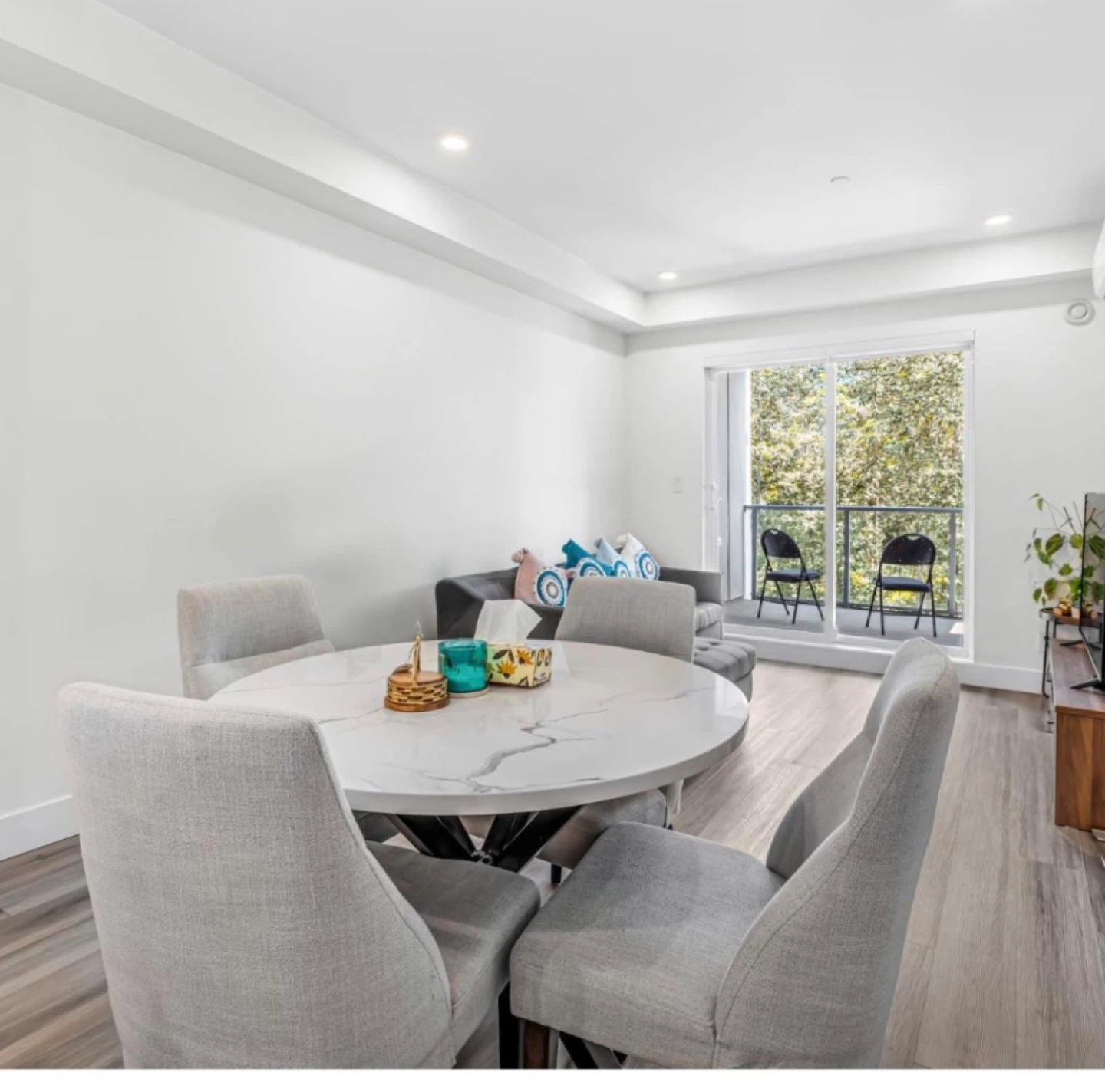 I need a new dinning table as this is very big for my new spacd - photo 3