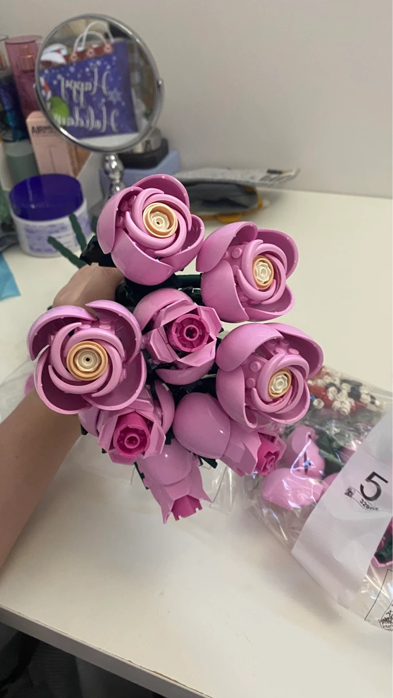 LEGO Botanicals Bouquet of Pink Roses - photo 2