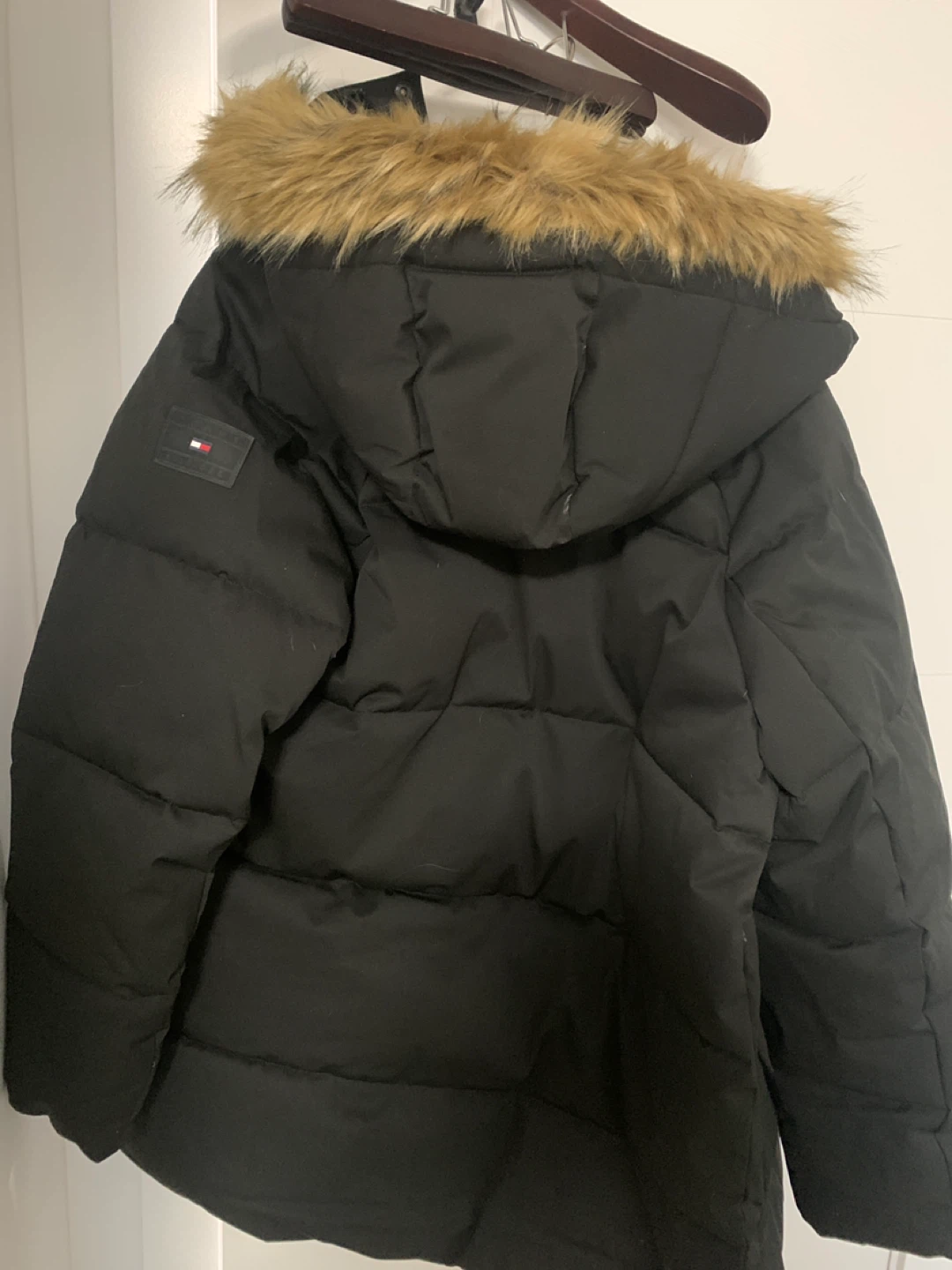Tommy Hilfiger Puffer Jacket with Fur Hood - Size M - photo 3