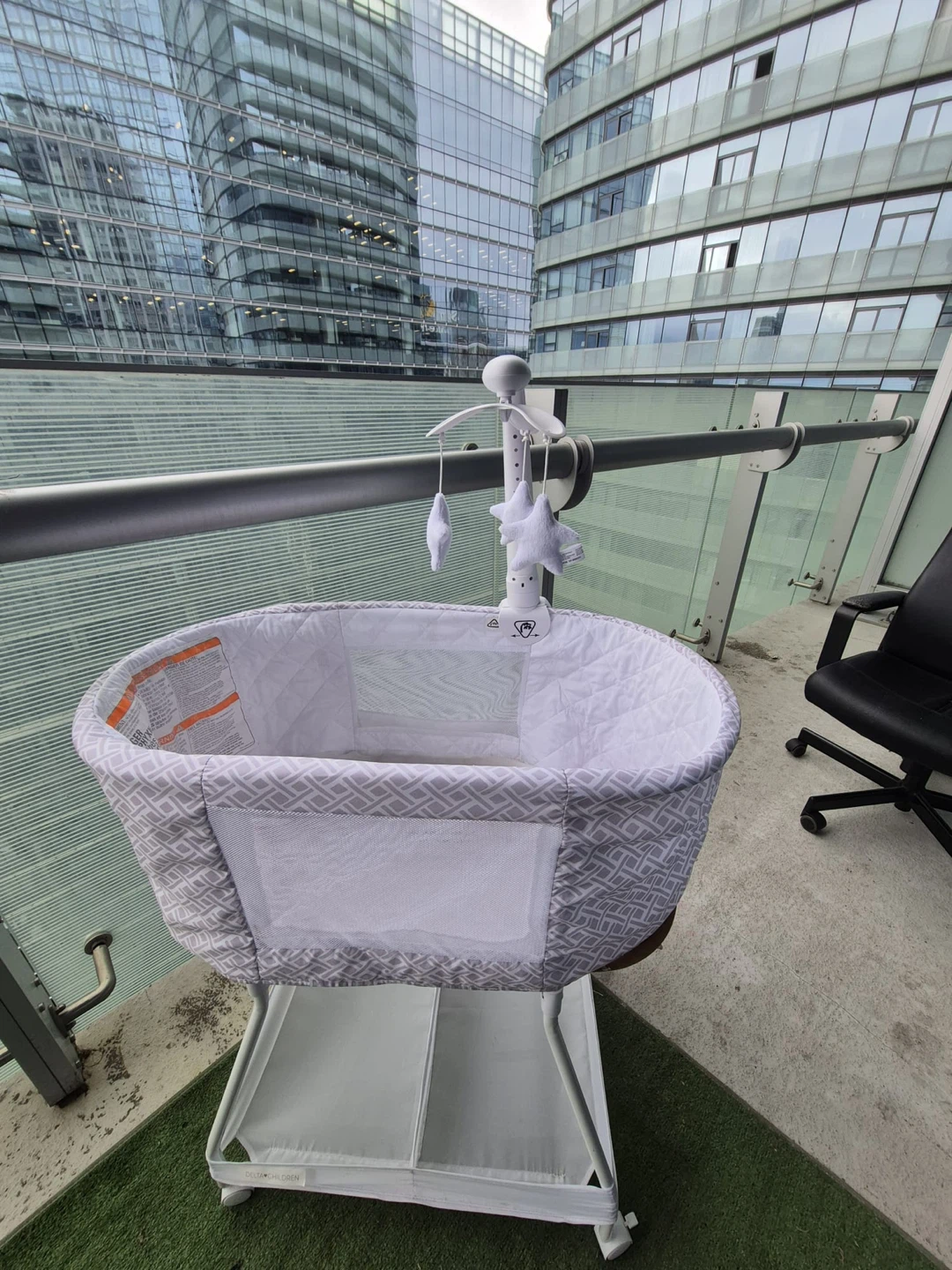Delta Children Bassinet (musical and has lights) - photo 3