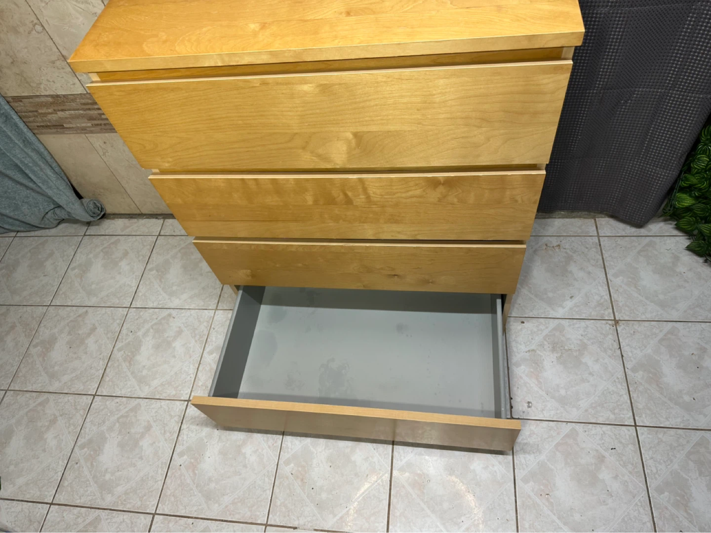 IKEA 4-Drawers Dresser - excellent condition - photo 4