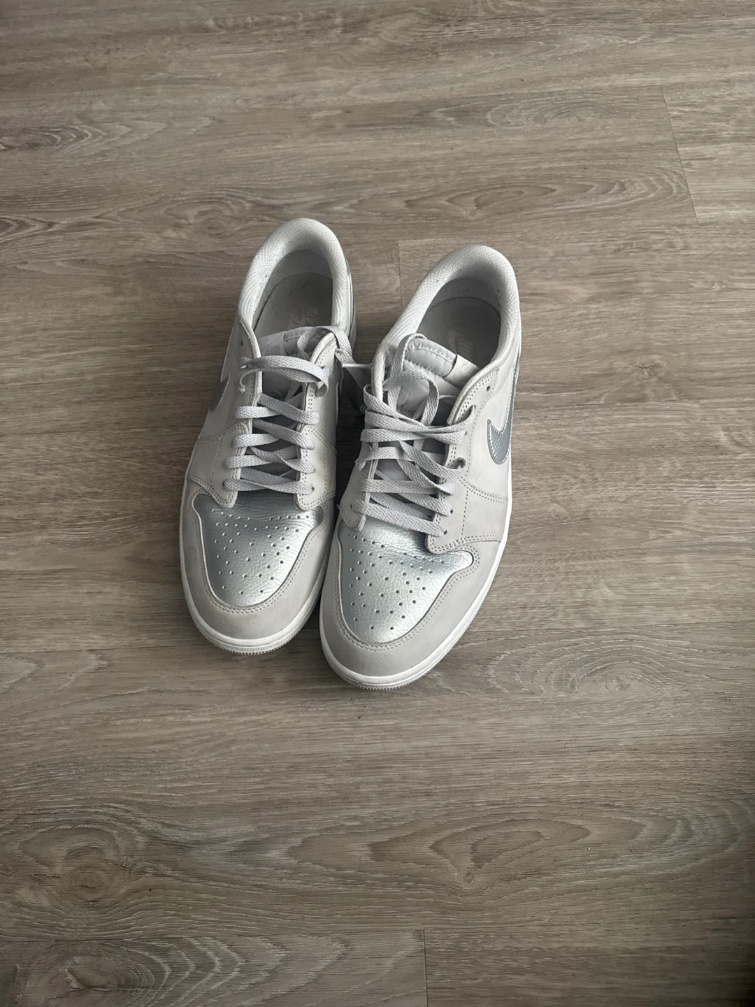 Nike Air Jordan 1 Low SE "Light Smoke Grey" Metallic Silver - photo 2