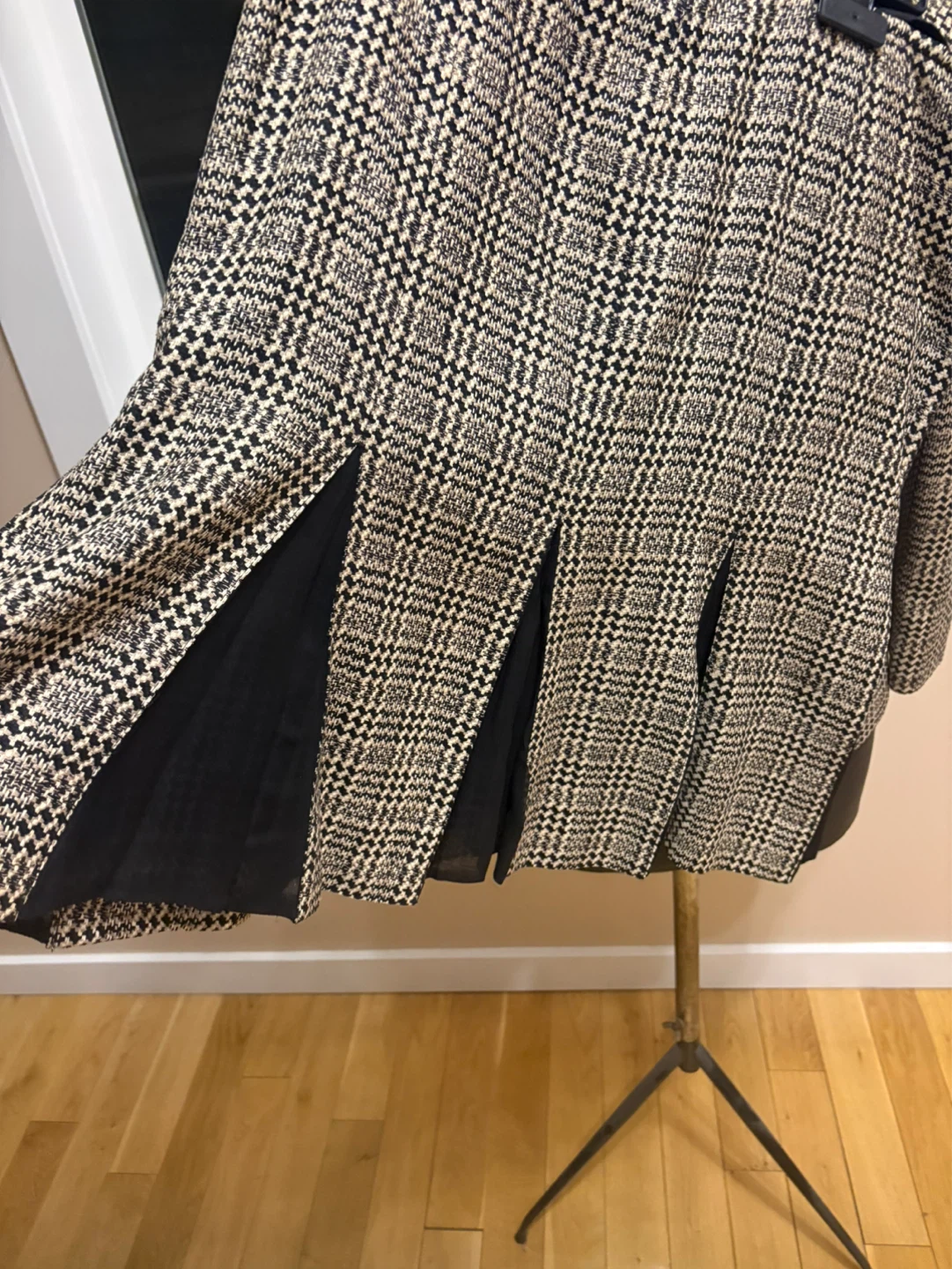 Vintage Black & White Patterned Blazer with Pleated Detail - photo 2