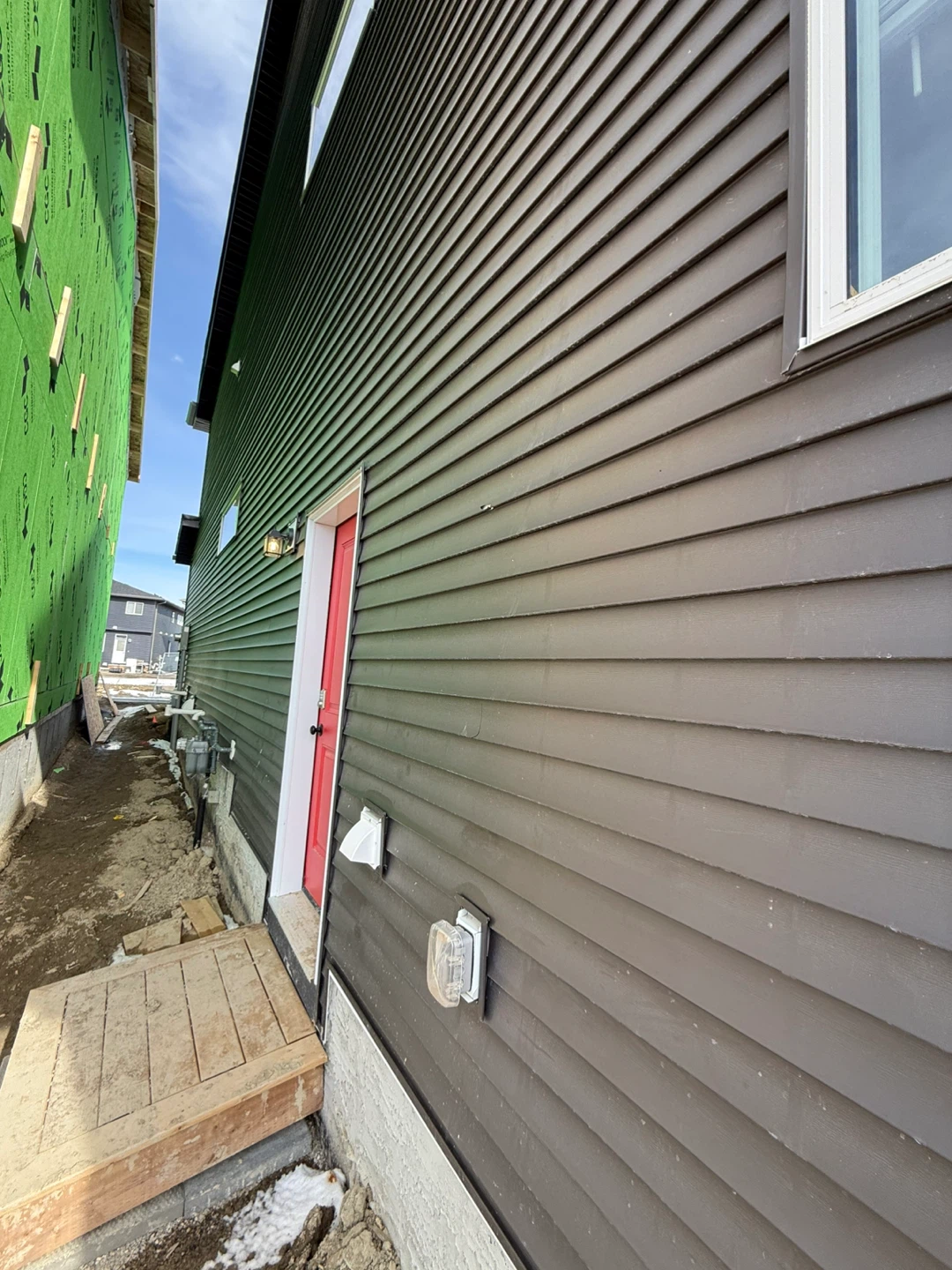 Legal 2-Bed Suite | Lewisburg Calgary | May 1 | Parking/Lndry