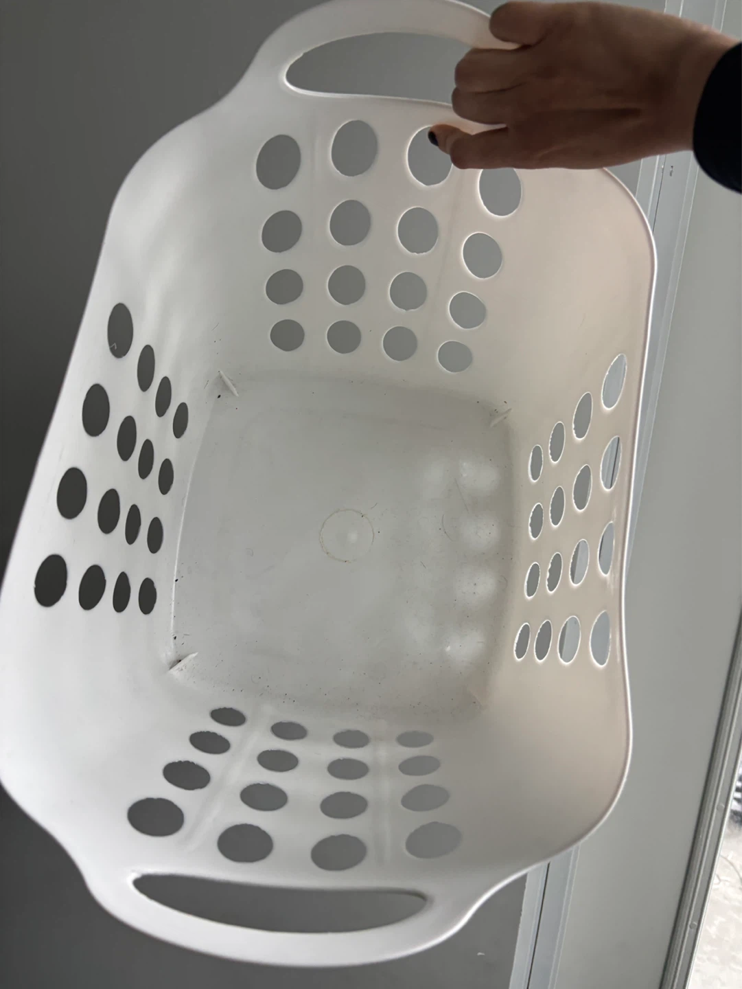 White Plastic Laundry Basket - photo 4