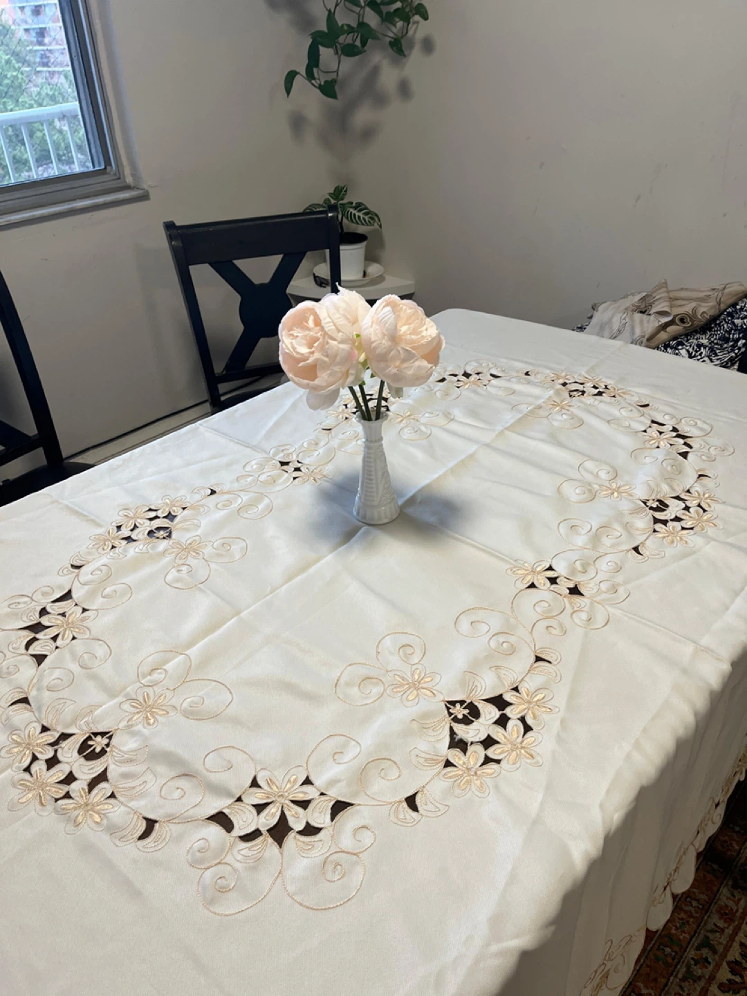 Lacey 8-seat Dinner Tablecloth and Sidetable Set