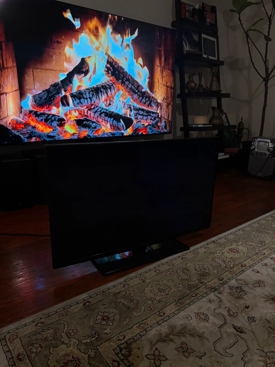 Insignia 32" LED TV - photo 3