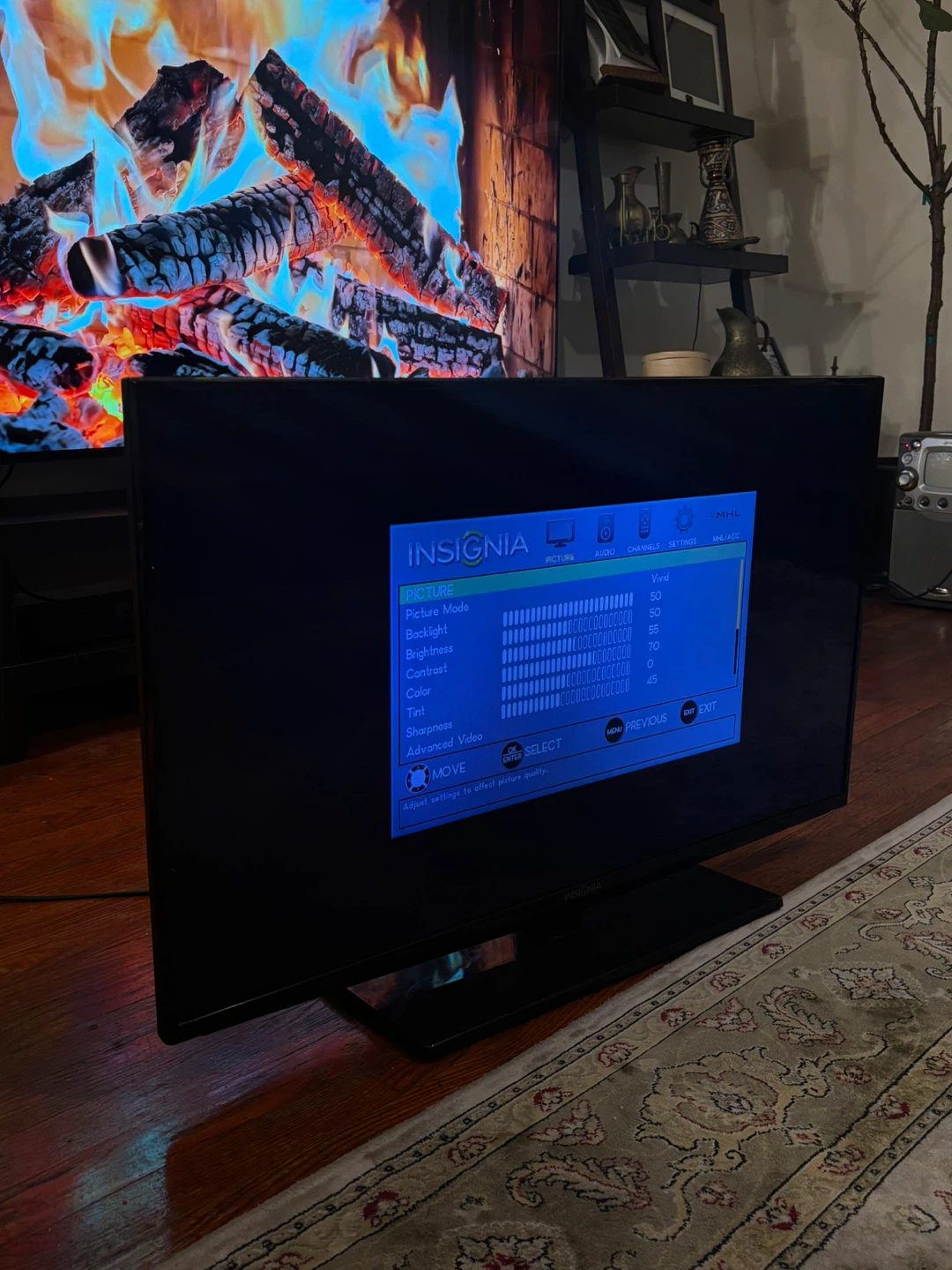 Insignia 32" LED TV - photo 2